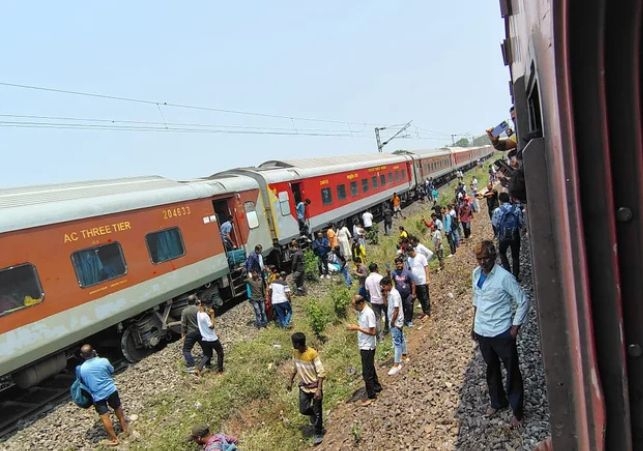 Assam-bound Kamakhya Express derails